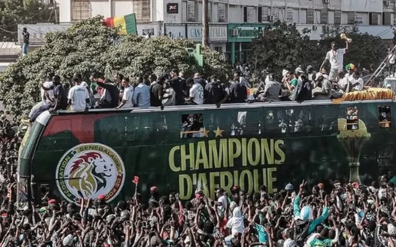 بينهم ساديو ماني.. آلاف الجماهير يستقبلون بعثة السنغال في حدث استثنائي بالصور